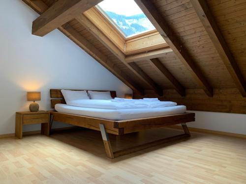 um quarto com uma cama grande e uma clarabóia em Breathtaking Waterfall Apartment nr 3 em Lauterbrunnen