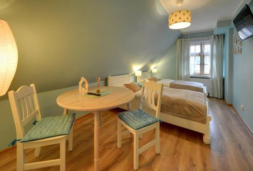 a room with a table and chairs and a bed at Baszta Grodzka in Jelenia Góra