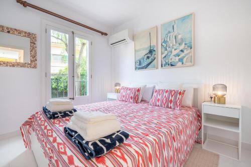 a bedroom with a bed with a red and white bedspread at Casa Sunny in Port de Soller