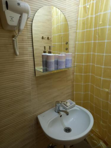 bagno con lavandino e specchio di Apartament Park3 a Odessa