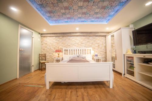 - une chambre avec un lit et un plafond bleu dans l'établissement Altstadtzimmer, à Laufenburg