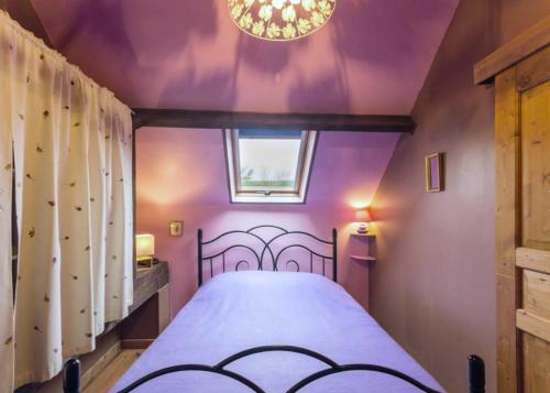 um quarto com uma cama com um tecto roxo em Maison de 2 chambres avec jardin clos et wifi a Criel sur Mer em Criel-sur-Mer
