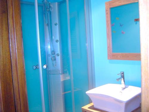 a blue bathroom with a sink and a shower at Maison conviviale à Criel-sur-Mer - 50 m² jardin clos in Criel-sur-Mer