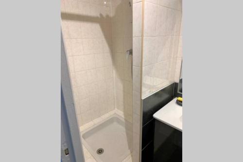 a bathroom with a shower with a tub and a sink at Bel appartement 4 étoiles Centre Historique Toulon in Toulon