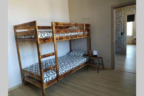 een kamer met 2 stapelbedden in een kamer bij Le repaire Ardennais in Rossart