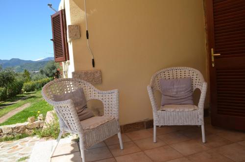 Gallery image of Villetta con giardino in contesto riservato non lontana dal mare BEL01 in Agrustos