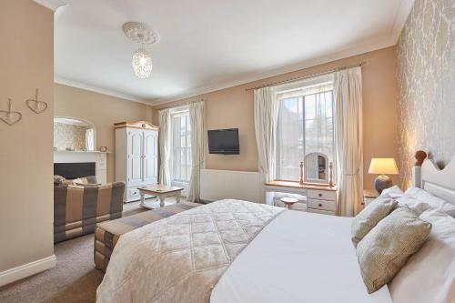 sypialnia z dużym łóżkiem i salonem w obiekcie Host & Stay - Rosedale House w mieście Richmond