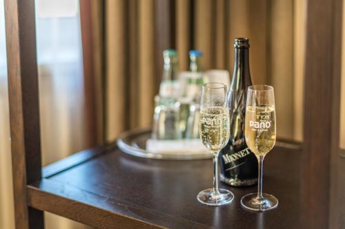 two glasses of champagne and a bottle on a table at Altstadt Hotel & Café Koblenz in Koblenz