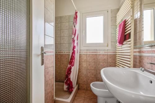 a bathroom with a sink and a toilet and a tub at Maison de vacances avec jardin à 50 m de la plage in Narbonne