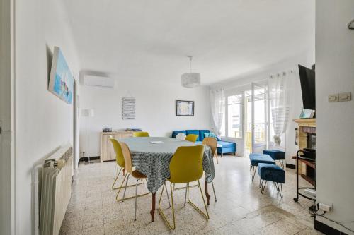 une salle à manger avec une table et des chaises jaunes dans l'établissement Maison de vacances avec jardin à 50 m de la plage, à Narbonne