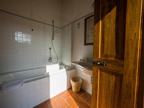 a bathroom with a tub and a sink and a toilet at Paradiso in Chianti in Gaiole in Chianti