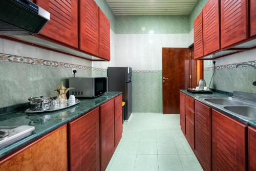 Η κουζίνα ή μικρή κουζίνα στο الخالدية سويت Khaldiyah Suite