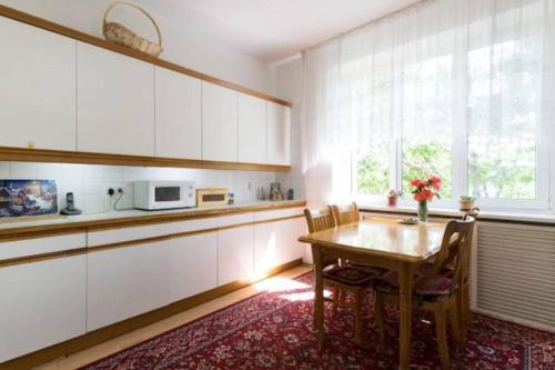 Kuchnia lub aneks kuchenny w obiekcie Guest House On Maksimova 9