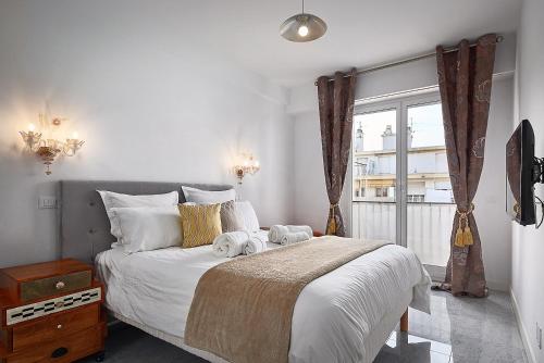 une chambre avec un lit avec deux animaux en peluche dessus dans l'établissement Sunlight Properties - Ruby - the best panoramic sea view in Nice!, à Nice