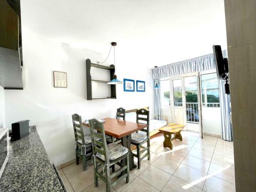 a kitchen and dining room with a table and chairs at GoettenMar Platja d'Aro in Platja  d'Aro