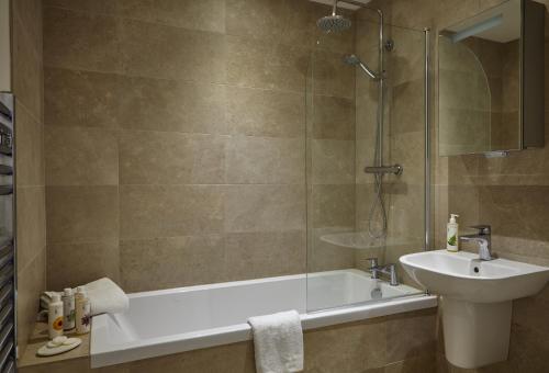 y baño con bañera, lavamanos y ducha. en The Loft House - Beautiful House in Best Location en Bath