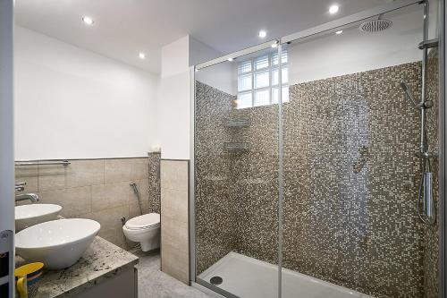 une salle de bain avec une douche, des toilettes et un lavabo dans l'établissement Sunlight Properties - Ruby - the best panoramic sea view in Nice!, à Nice