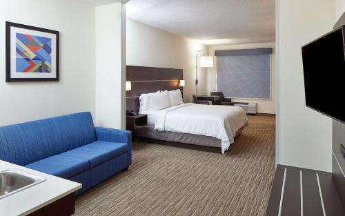 Кровать или кровати в номере Holiday Inn Express Hotel & Suites- Gadsden, an IHG Hotel