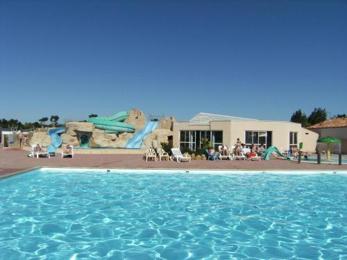 聖伊萊爾德里耶的住宿－Mobil home BASSET au camping à St Hilaire de Riez 400m de la mer，一个带水上公园的大型游泳池