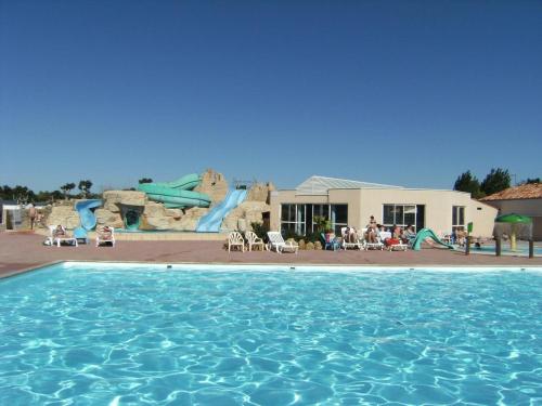 Piscina a Mobil home BASSET au camping à St Hilaire de Riez 400m de la mer o a prop