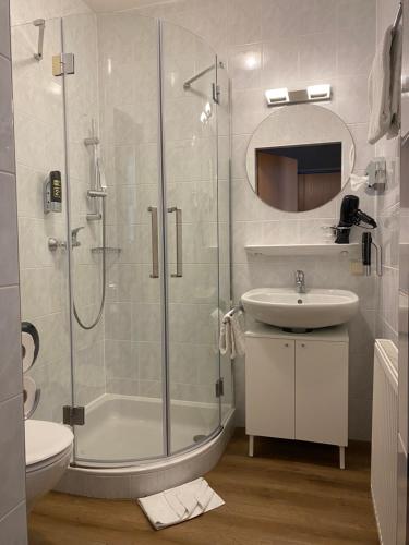 利博赫的住宿－Lieboch Living，带淋浴、盥洗盆和卫生间的浴室