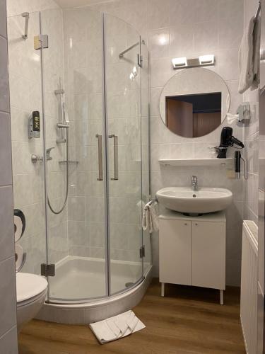 Un baño con ducha, lavabo e inodoro. en Lieboch Living, en Lieboch