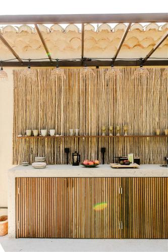 - une cuisine avec un comptoir avec des assiettes et des vases dans l'établissement La Roussatino, à Saint-Étienne-du-Grès