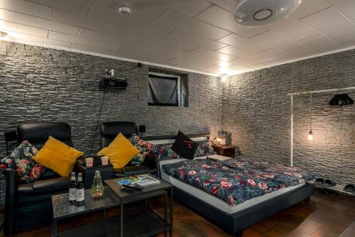 um quarto com uma cama e um sofá em Home Cinema Kassel with Netflix and Disney em Kassel