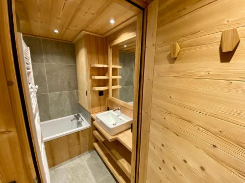 Kúpeľňa v ubytovaní L'Etesy, rénové en 2021, pied des pistes et spa