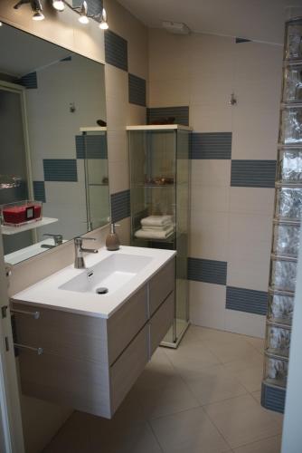 een badkamer met een wastafel en een spiegel bij LA GHIBELLINA. confortevole,posizione privilegiata in Siena