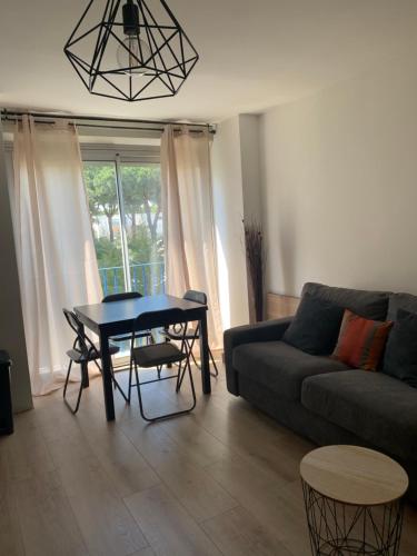 ein Wohnzimmer mit einem Sofa und einem Tisch in der Unterkunft GM Studio in La Grande-Motte