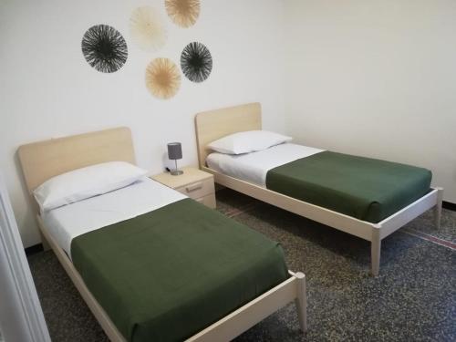 two beds sitting next to each other in a room at La casa di Via Defferrari in Noli