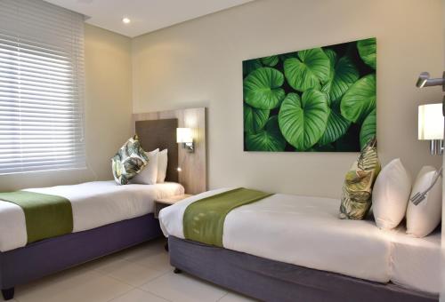 Säng eller sängar i ett rum på La Lucia Sands Beach Resort