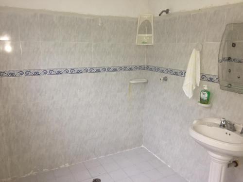 a bathroom with a sink and a toilet at Kaliawiri Bird Lodge & reserve in Villavicencio