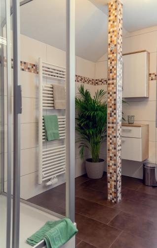 Ένα μπάνιο στο Ferienwohnung Leuner