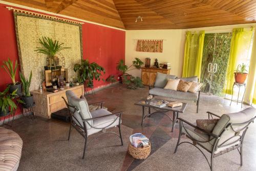 a living room with a couch and chairs at Casa com WiFi e lazer em Campina Grande do Sul in Campina Grande do Sul