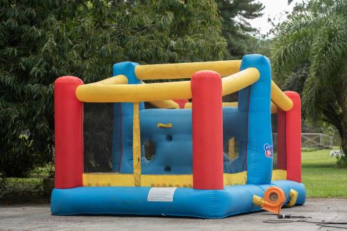 a small inflatable play set in a park at Casa com WiFi e lazer em Campina Grande do Sul in Campina Grande do Sul