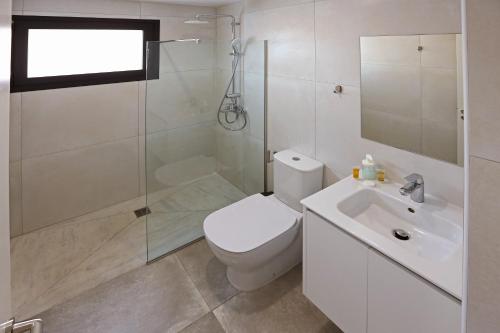 une salle de bains avec toilettes, douche et lavabo dans l'établissement Villa Oniron, à Coral Bay
