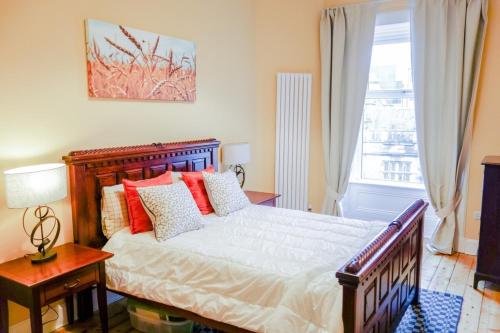 um quarto com uma cama e uma janela em Newly Furnished 2 Bedroom Apartment on Leith Walk em Edinburgo