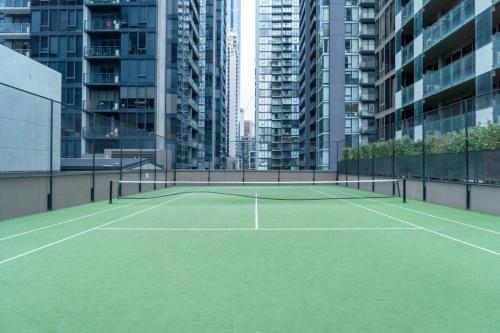 Tennis und/oder Squash in der Unterkunft 2 Bedroom Apartment with City Views oder in der Nähe