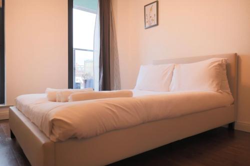 ロンドンにあるBeautiful 2 Bedroom Property in Boroughのベッド(白い枕付)、窓が備わります。