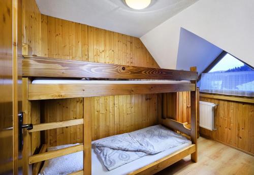 Poschodová posteľ alebo postele v izbe v ubytovaní Chalupa Goral