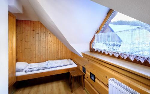 Un pat sau paturi într-o cameră la Chalupa Goral