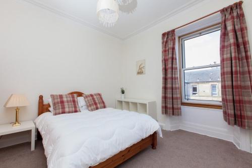Spacious and Bright Polworth Flat which Sleeps 4