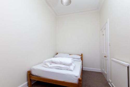 Spacious and Bright Polworth Flat which Sleeps 4