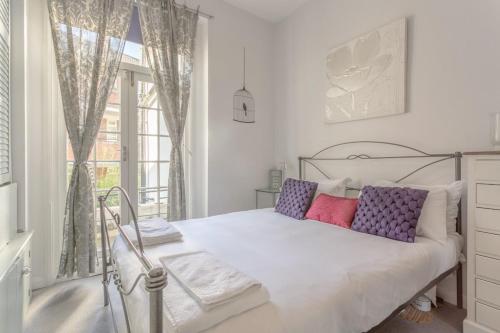 ロンドンにあるStylish 1 Bed Apartment Near Battersea Parkのベッドルーム1室(紫と紫の枕が備わるベッド1台付)