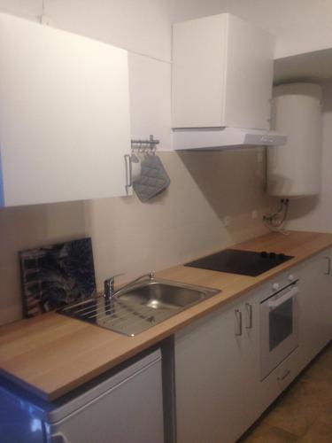 a kitchen with a sink and a counter top at Recanto na Planicie in Monsaraz
