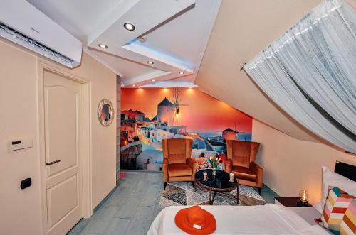 a bedroom with a room with a painting on the wall at Vintiamo Apartmanok in Egerszalók