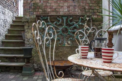 - une table et des chaises avec des tasses à café sur la terrasse dans l'établissement The North Laine Boutique Brighton, à Brighton et Hove
