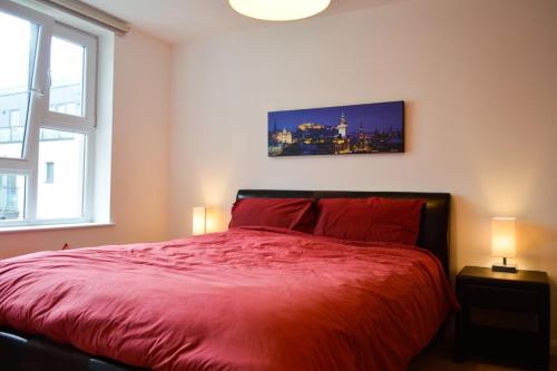 Tempat tidur dalam kamar di Modern 2 Bedroom Property in Central Edinburgh
